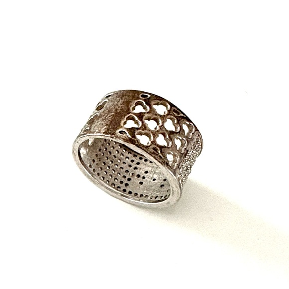 New Listing ! Silver Textured Ring with Crystals Size 6 - Picture 2 of 9
